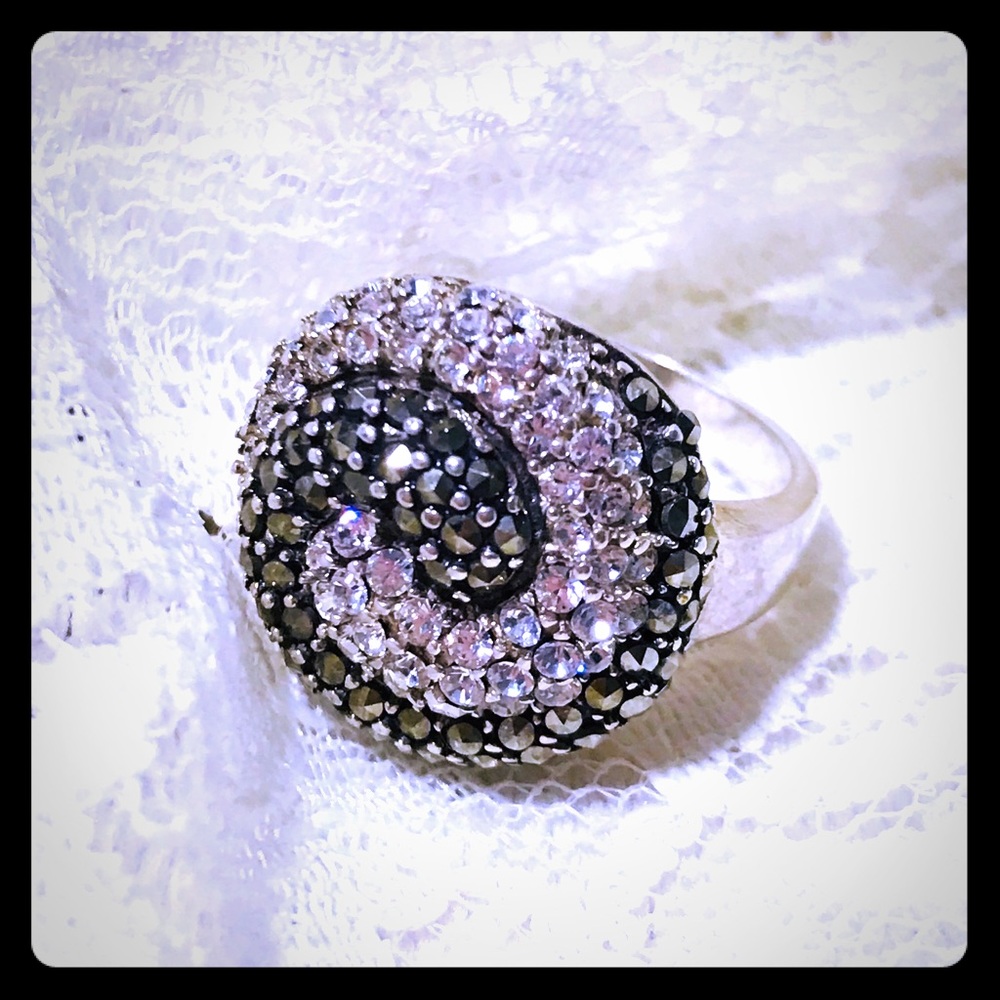 Suspicion diamond swirl black and white Sterling Ring, Size 8💗